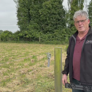 Wire attachment tool for fence battens